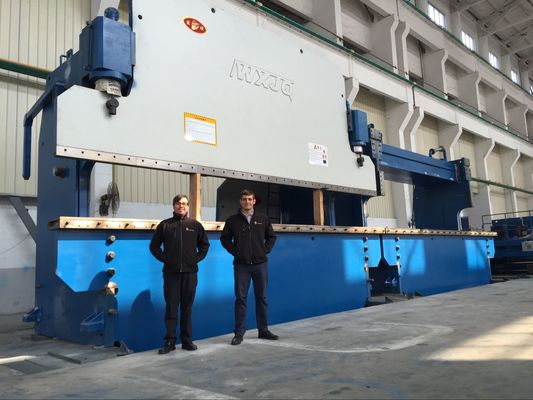 Ακριβές CNC υδραυλικό φρένο με σέρβο κινητήρα πίσω μετρητή και σφαιρική βίδα γραμμική καθοδήγηση για ± 0,05mm ακρίβεια